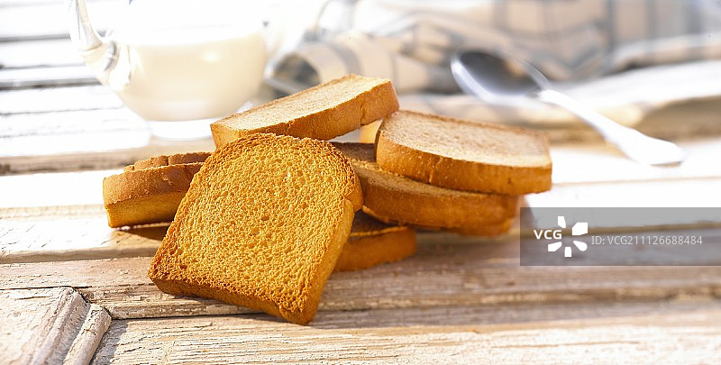 牛奶壶前的面包干图片素材