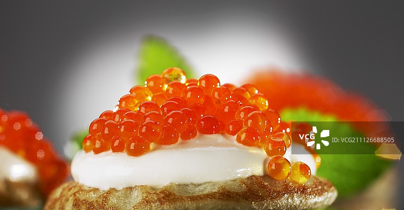 俄式薄饼配三文鱼鱼子酱和酸奶油图片素材