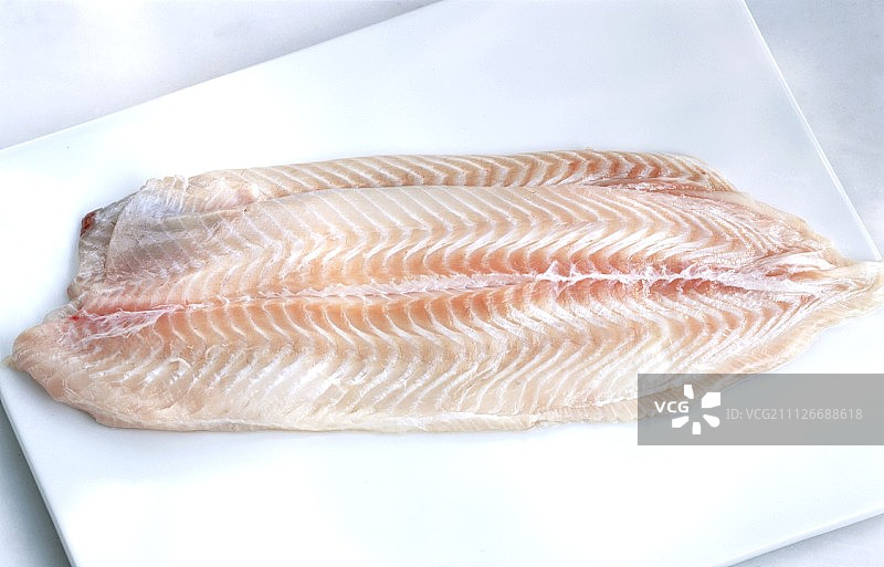 砧板上的两条鲽鱼片图片素材