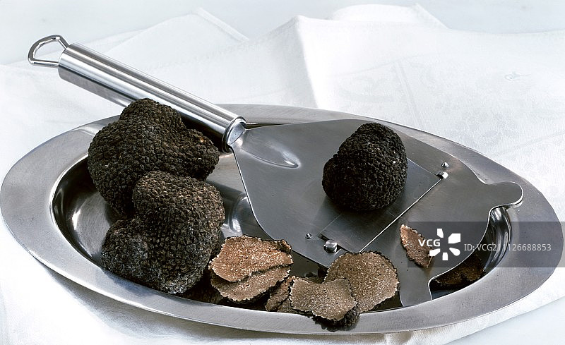 夏季松露与松露刨片刀图片素材