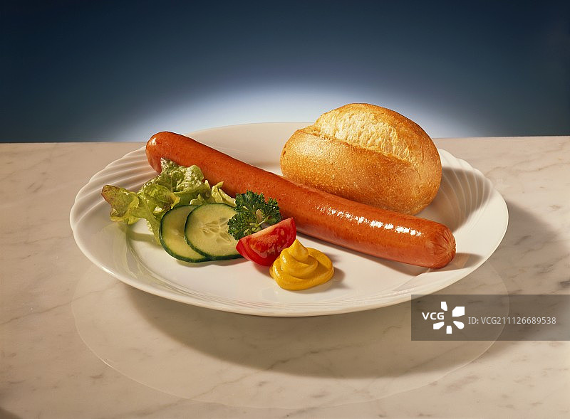 搭配面包和芥末的德式香肠图片素材