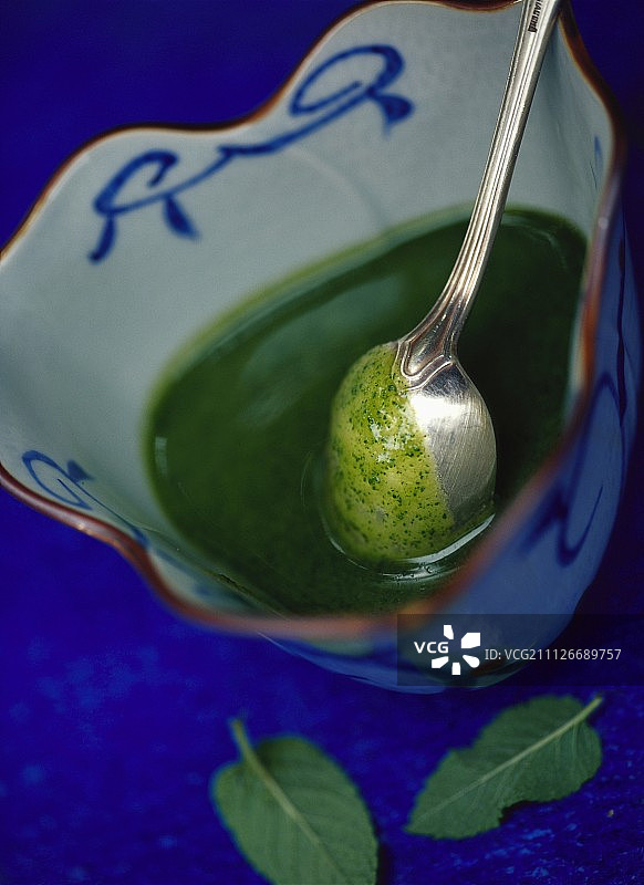 小碗里的香草酱图片素材