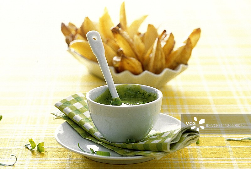 熊葱（野生大蒜）蛋黄酱配马铃薯角图片素材