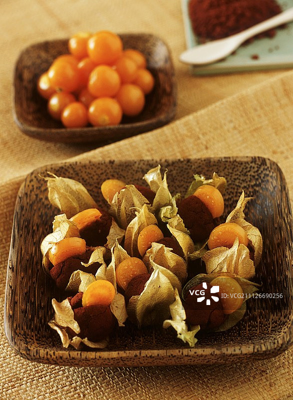 辣椒巧克力甜点与酸浆果图片素材