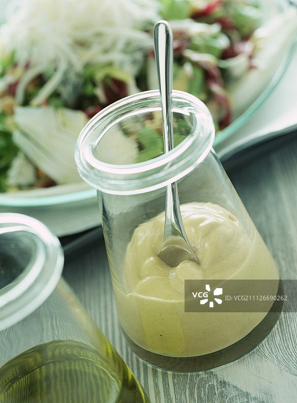 罐中蛋黄酱；新鲜生菜叶图片素材