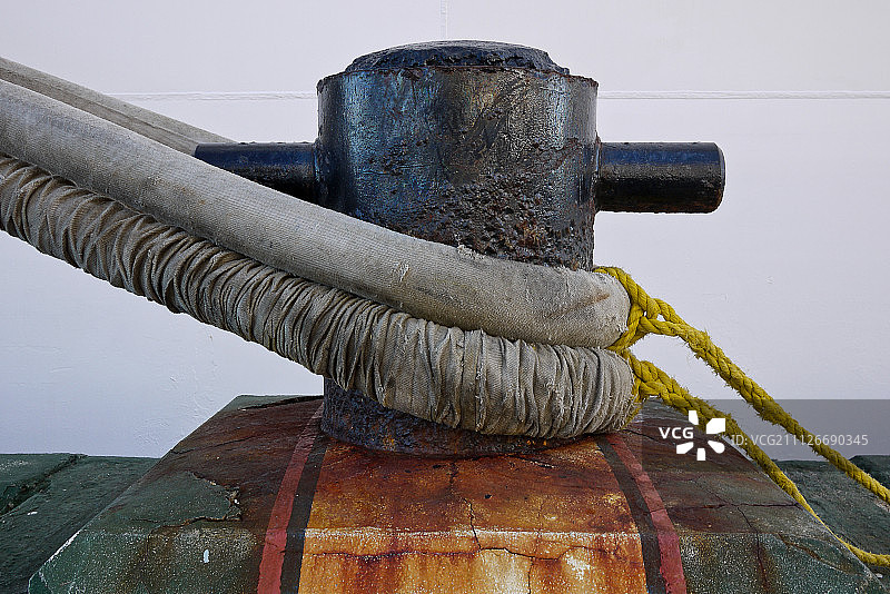 系船柱和缆绳图片素材