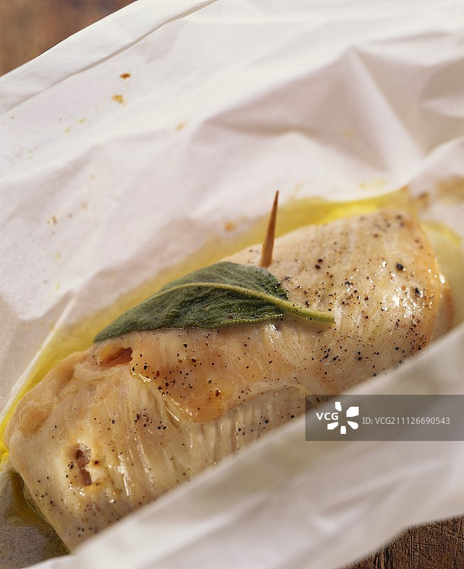 纸包鼠尾草火鸡肉卷图片素材