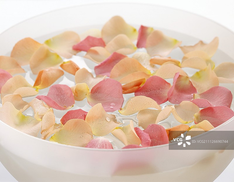 水碗中的玫瑰花瓣图片素材