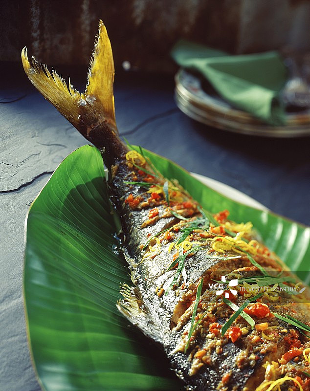 香蕉叶烤鱼图片素材