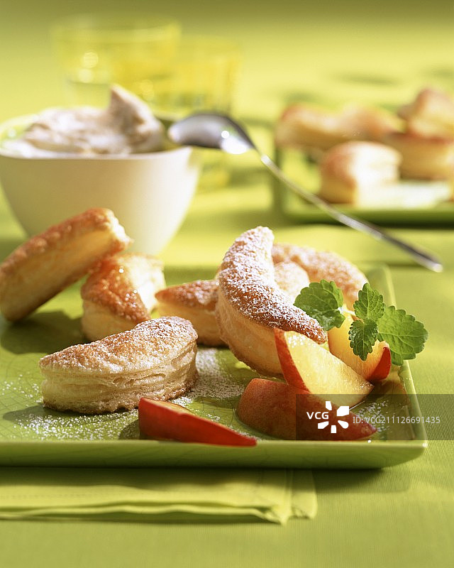 桃子芙蓉酥（千层酥半月形）图片素材