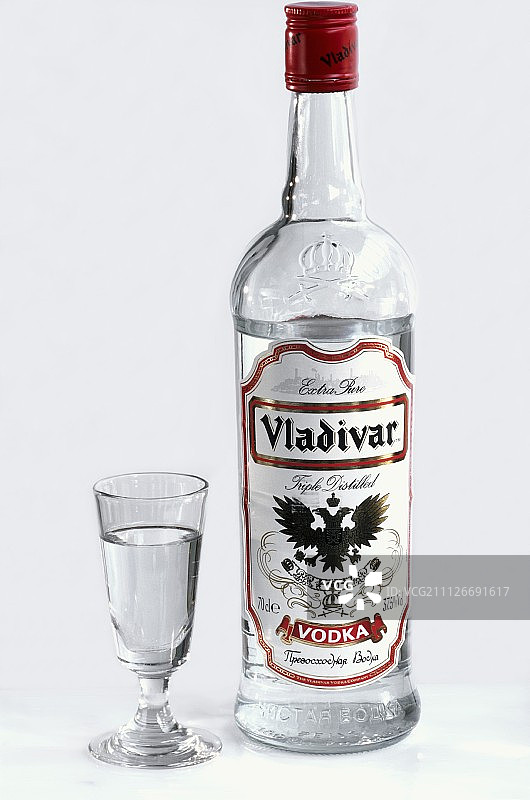瓶装和玻璃杯中的弗拉迪瓦伏特加图片素材
