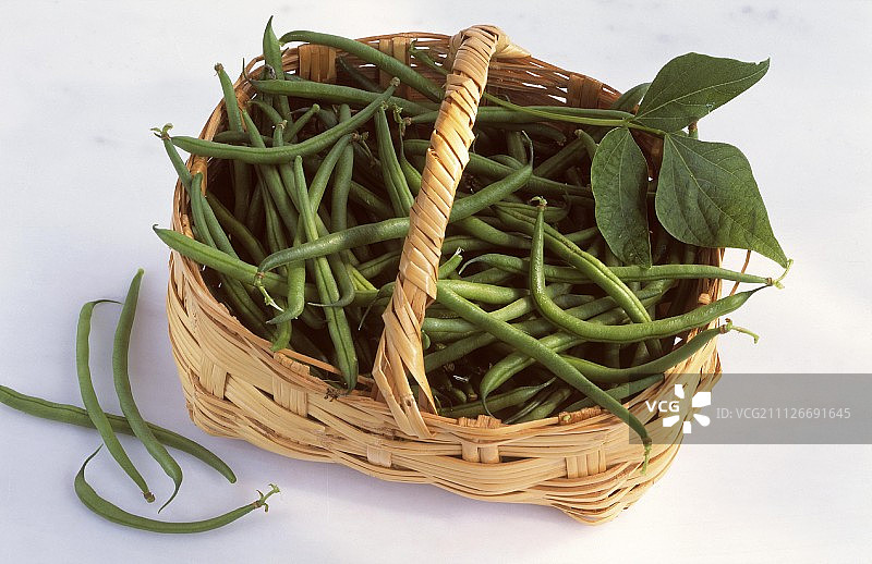 法国青豆和肯尼亚豆在篮子里图片素材