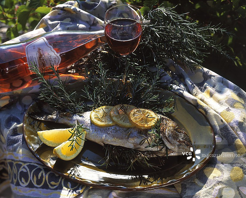 烤鲷鱼配迷迭香和柠檬片图片素材