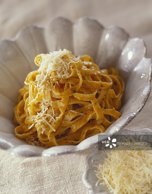 碗中盛放的奶酪丝带面图片素材