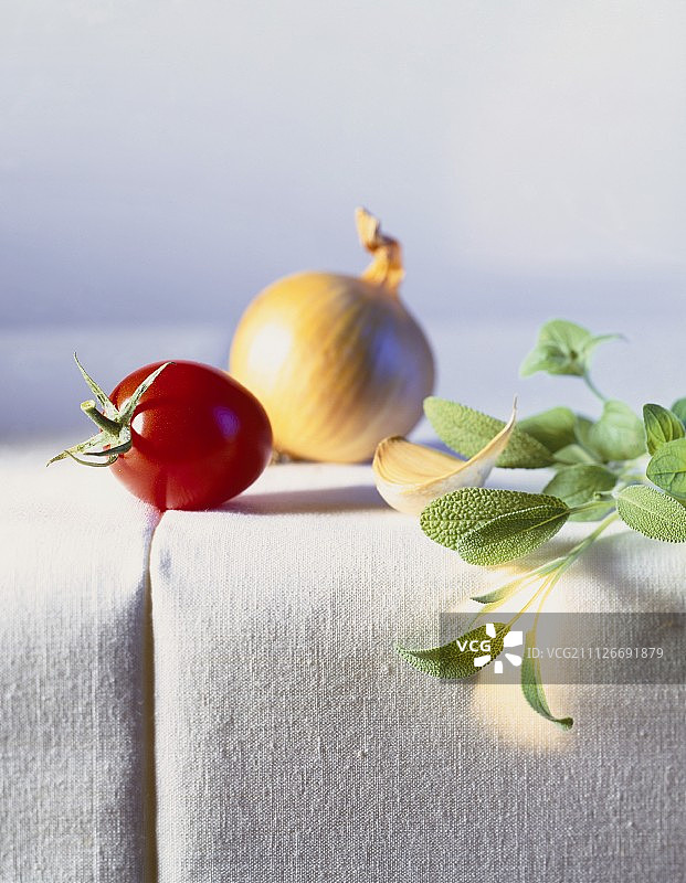 番茄、洋葱、大蒜和鼠尾草图片素材
