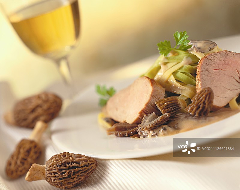 猪里脊肉配羊肚菌和意面图片素材