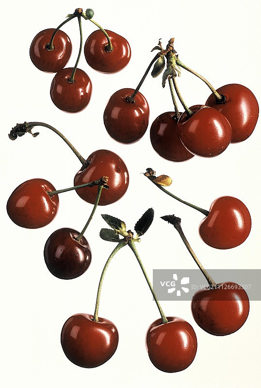 白色背景上的多个红色樱桃图片素材
