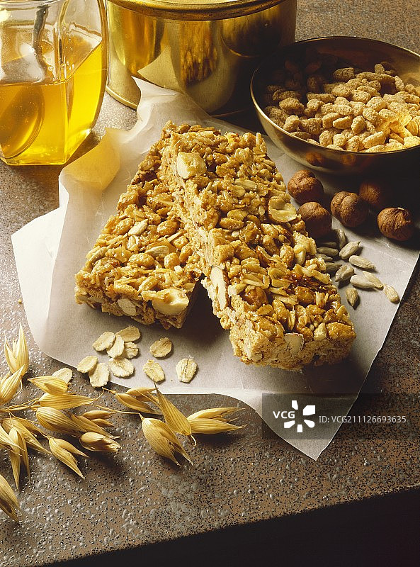 两根蜂蜜燕麦棒图片素材