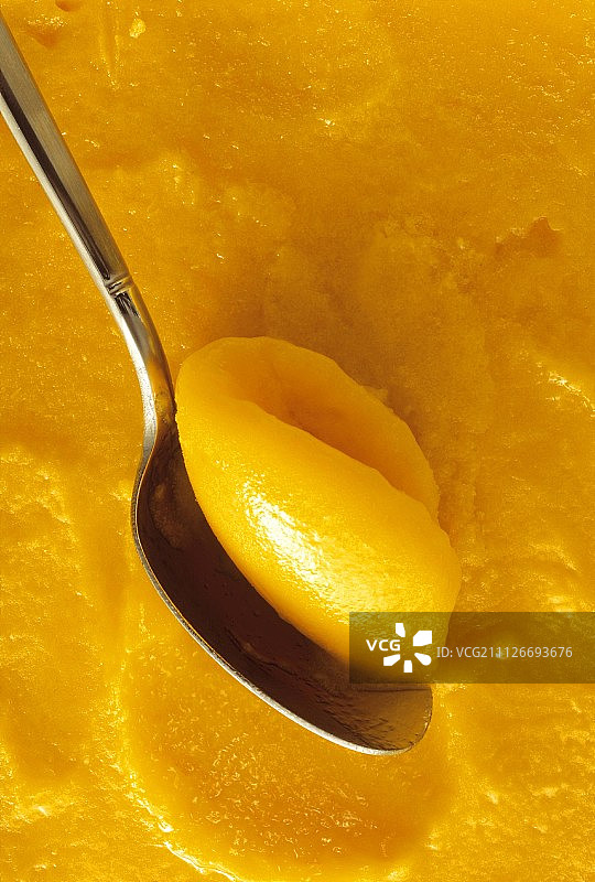 芒果冰沙与勺子（特写）图片素材