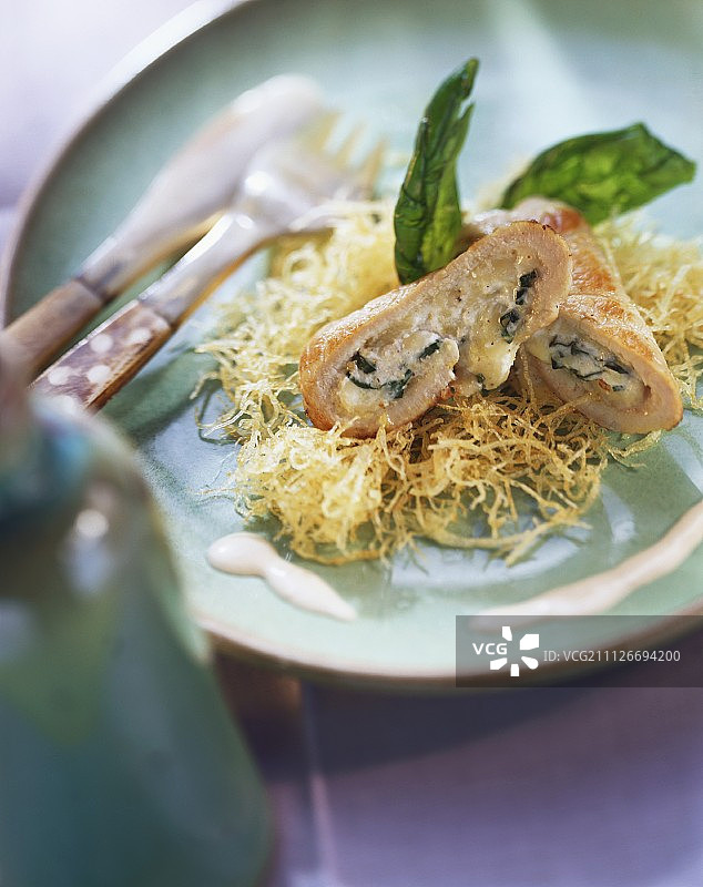 填满明斯特奶酪的小牛肉卷图片素材