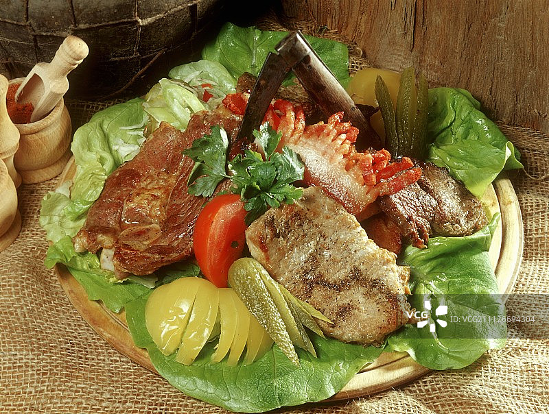 来自特兰西瓦尼亚的木制肉拼盘图片素材