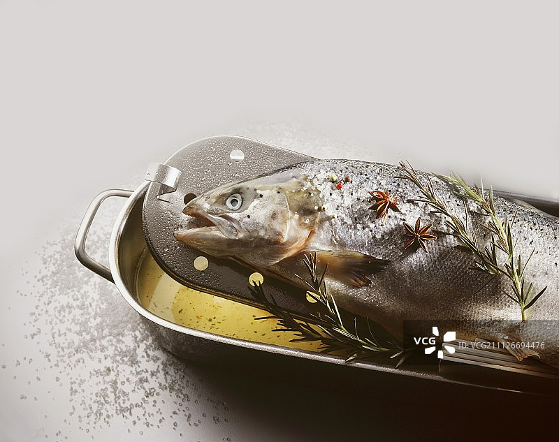 烤盘中的完整水煮三文鱼图片素材