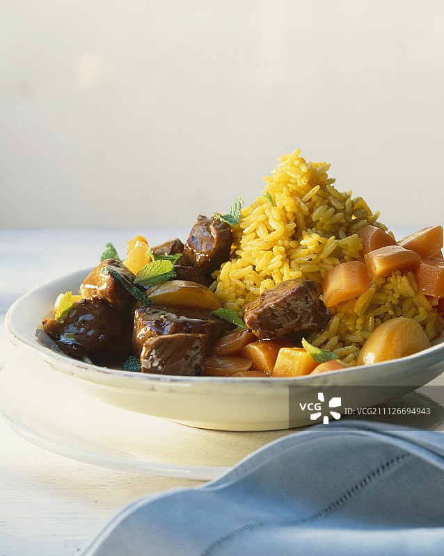 羊肉抓饭配杏子和胡萝卜图片素材