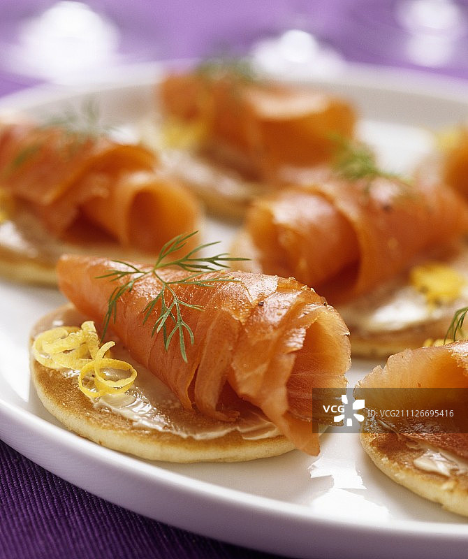 三文鱼卷俄式薄饼图片素材