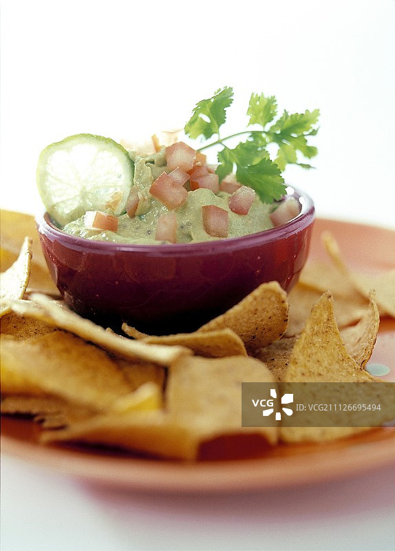 鳄梨酱和玉米片图片素材