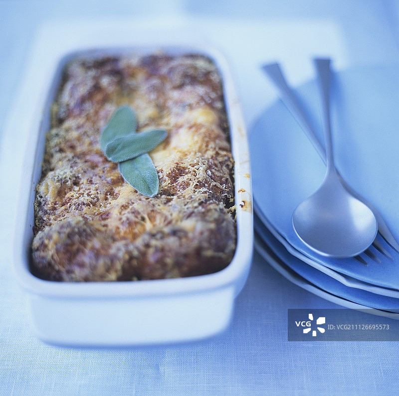 烤盘中带有鼠尾草叶的面包布丁图片素材