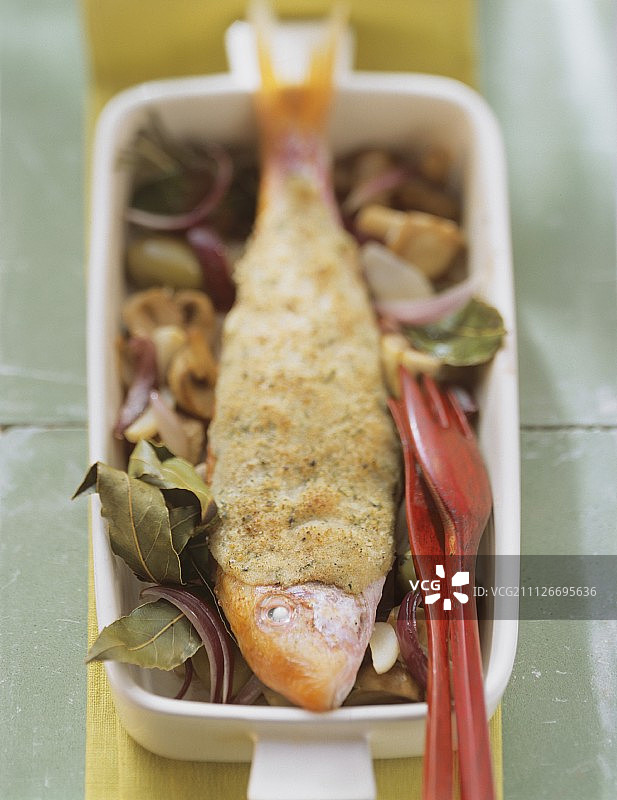 香草烤红鲻鱼配蘑菇图片素材