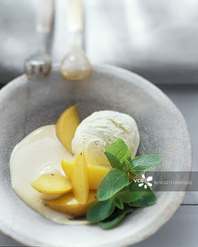 桑布卡奶油和香草冰淇淋糖渍桃子图片素材