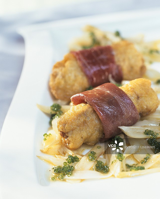 帕尔马火腿盐煎肉配茴香和韭菜图片素材
