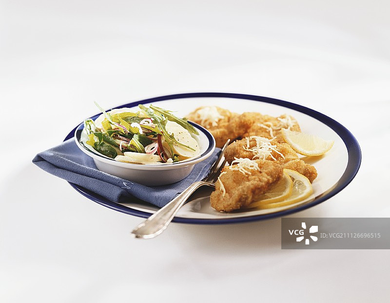 配土豆沙拉的小炸肉排图片素材