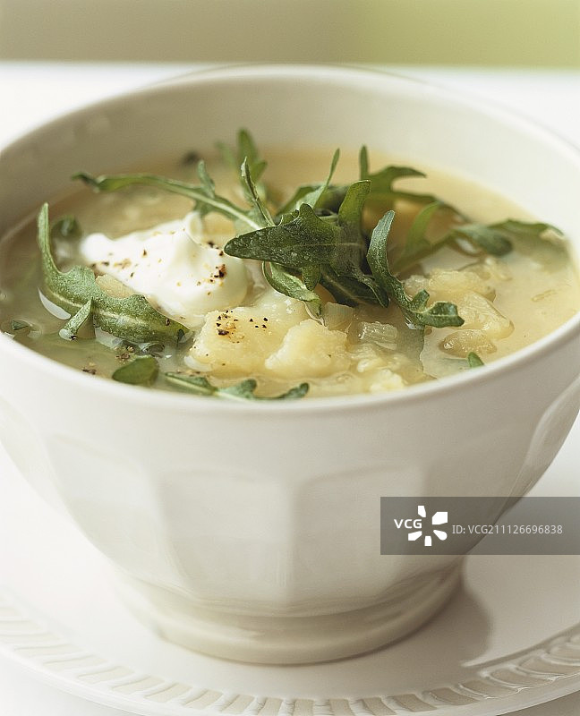韭葱芝麻菜酸奶油土豆汤图片素材