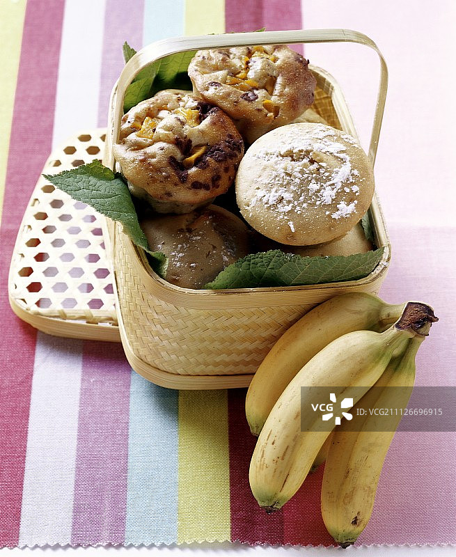 篮子里的香蕉玛芬、巧克力玛芬和芒果玛芬图片素材