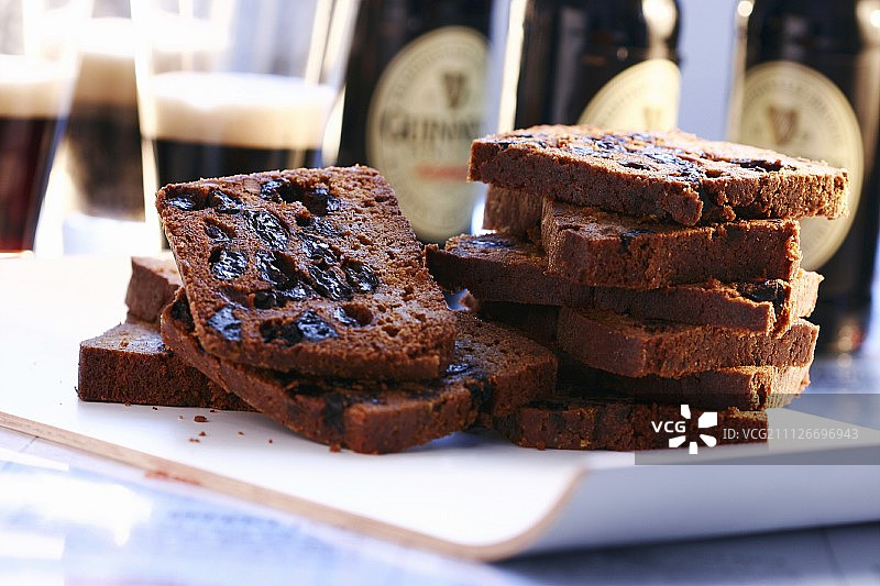 一块含干果的水果蛋糕；茶杯图片素材