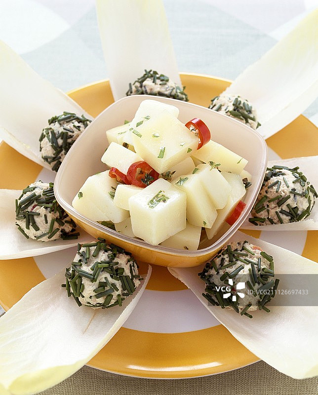 金枪鱼丸和曼彻格奶酪丁配辣椒圈图片素材