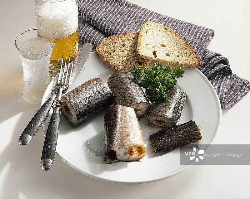 烟熏鳗鱼配面包、啤酒和烈酒图片素材