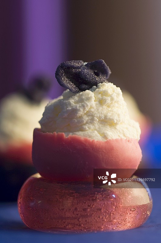 杏仁蛋白软糖壳中的搅打蛋白慕斯和果冻图片素材