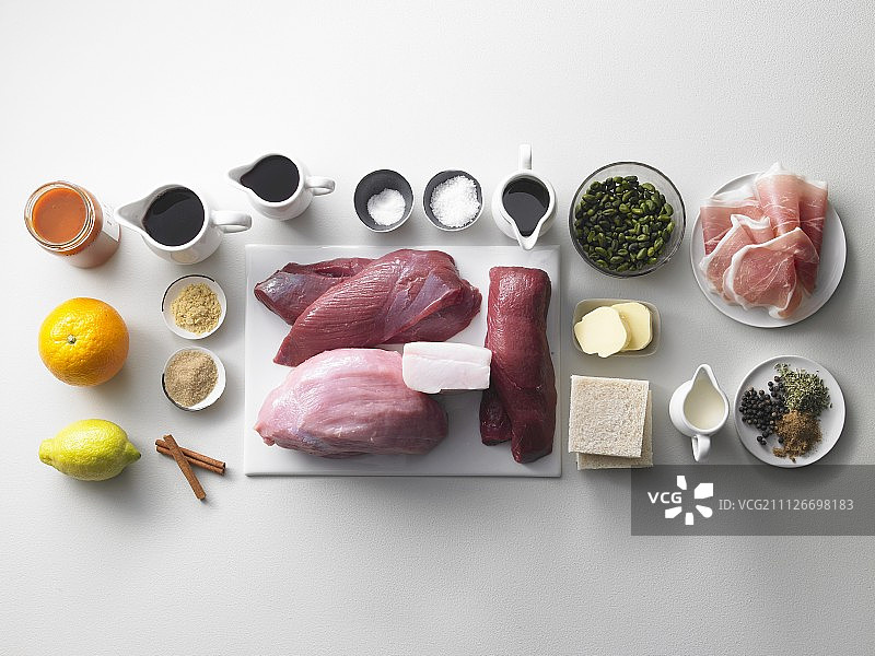 鹿肉酱冻配玫瑰果酱和羊羔生菜的原料图片素材