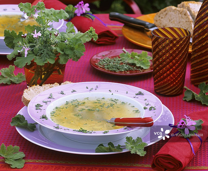 面条香叶鸡汤图片素材
