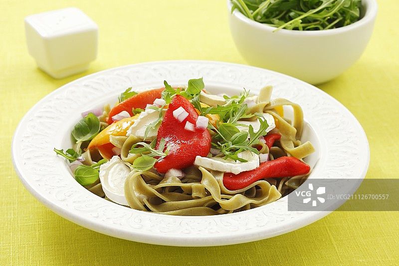 烤辣椒芝麻菜山羊奶酪意式宽面图片素材