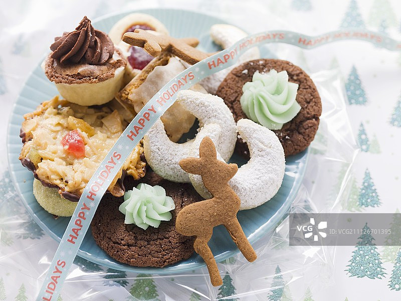 作为礼物赠送的圣诞饼干拼盘图片素材