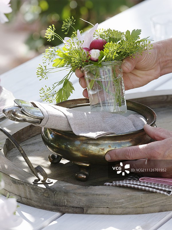 一堆茴香、萝卜、锦葵和欧芹被放在银盘上图片素材