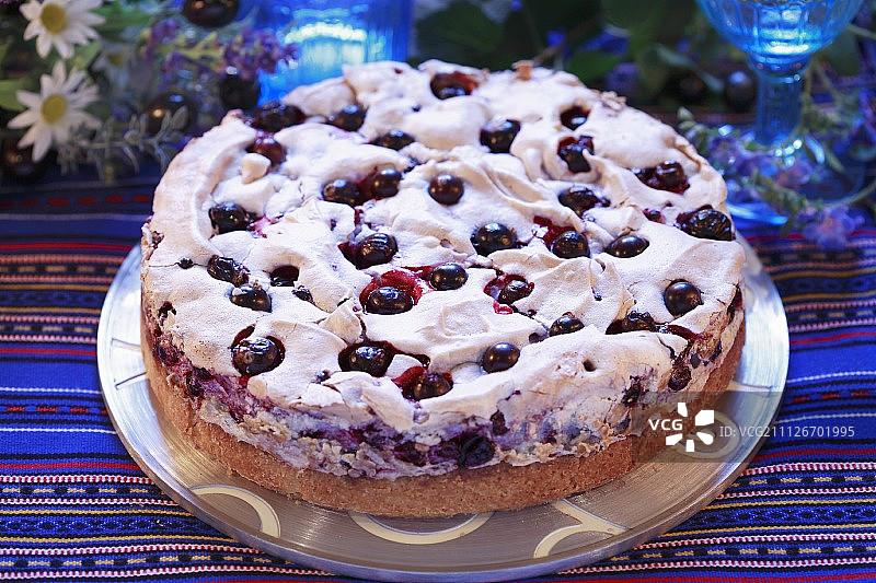 红醋栗蛋白酥皮蛋糕图片素材