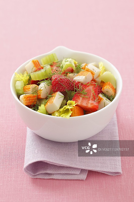 蟹肉棒芹菜草莓莳萝沙拉图片素材