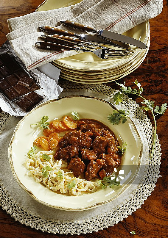 火鸡炖肉配巧克力酱和椰子面疙瘩图片素材