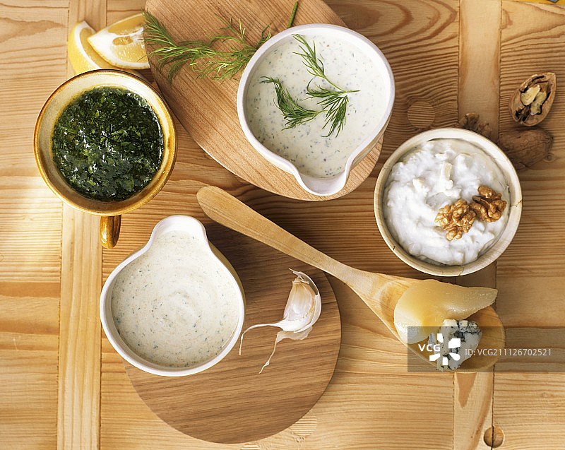 大蒜柠檬奶油戈尔贡佐拉调味酱图片素材