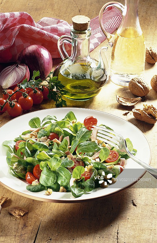 玉米火腿核桃沙拉图片素材